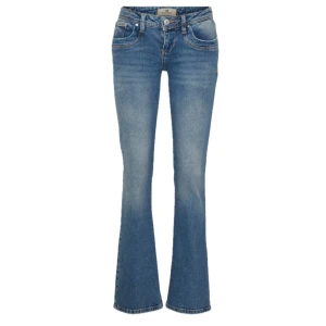 Lågmidjade bootcut jeans  - Säljer dessa jättefina jeansen från LTB!!🤩🤩använda 1 gång så de är i jättebra skick💞💓midjemåttet rakt över: 33cm, innerbenslängden: 79cm, ytterbenslängden: 101cm