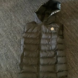 Säljer min moncler väst - Säljer min moncler bäst bra skick den har ingen skada men ett litet håll