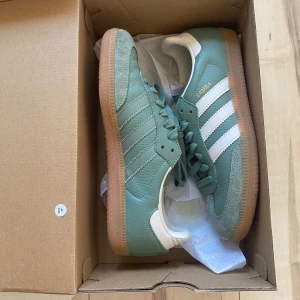 Adidas samba gröna 40 - Använda ett fåtal gånger och i bra skick! Kommer med kartong. 