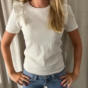 Volang tröja från Zara - Fin volang tröja ifrån zara som inte säljs längre men är i ny skick. Har inte används och är i vitt beige färg. 