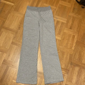 Grå mjukisbyxor i storlek S - Säljer ett par grå mjukisbyxor i storlek S från lager 157. Byxorna är mellan hög och lågmidjade och har en normal passform med snörning i midjan. De är tillverkade av bomull och är superbekväma för vardagsbruk eller chill hemma. Perfekta för höst och vinter! Använd 2 gånger. Köpte för 150 men säljer för 60.