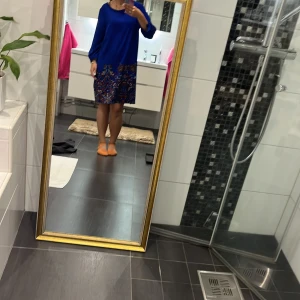 Mörk blå klänning från indiska  - Blå klänning med mönster 