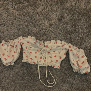 blommig croptop - täcker nästan endast brösten, för fler bilder skicka ett meddelande