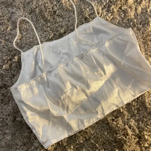 Vitt linne - Vitt satin linne aldrig använd 