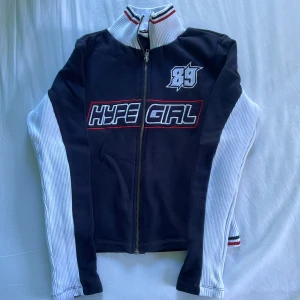 Y2k zip up tröja - Zip up i superbra kvalite. Det står storlek 38 men jag skulle mer säga att det är en 34 eller en tajt 36. Kan tänka mig sänka priset vid snabbt köp. Hör av dig om du har frågor! 