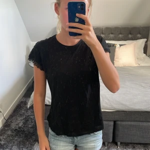 T-shirt med spets på ärmarna! - Jättefin kortärmad tröja från Anna Field med spets på ärmarna😚 Mycket bra skick men kommer tyvärr inte till användning.