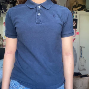 Mörkblå T-shirt  - Har ett litet hål men det är inget man tänker på.