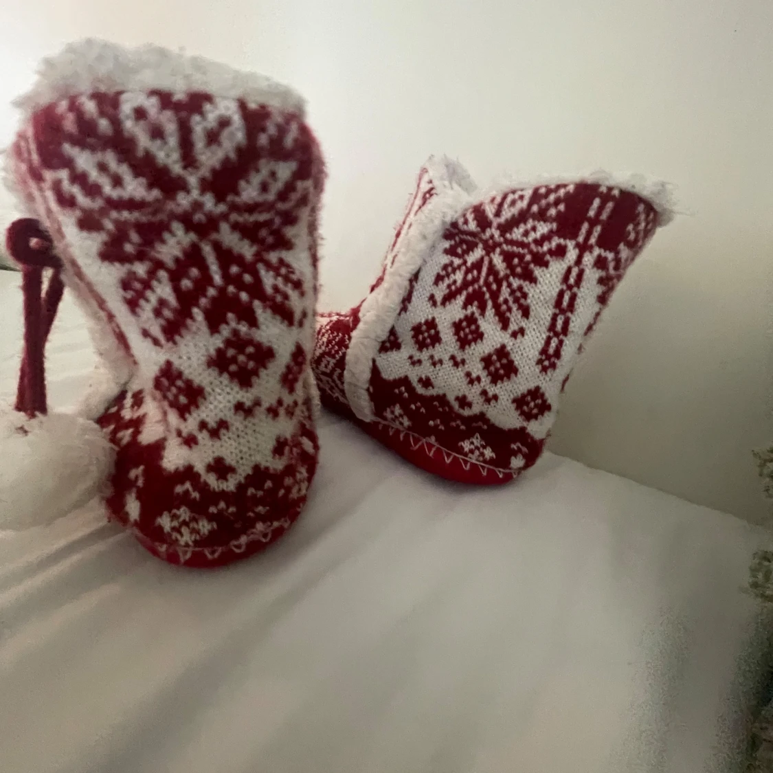 Mysiga röda och vita stickade tofflor