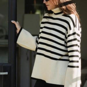 Sweater - Köpte en sweater på en slumpmässig butik för många år sen, det är ingen märkes tröja men liknar väääldigt mycket Toteme så är därav priset låg.  Obs bilden är bara inspo.  Väldigt gosig och skön att ha på. Storlek XS