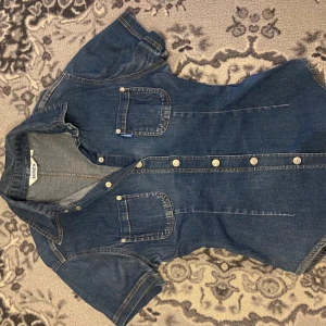 Figurnära jeansskjorta - Superfin kortärmad jeanskjorta, sitter snyggt på, köpt second hand men inga defekter vad jag kan se 🤗 Tyvärr för stor för mig nu