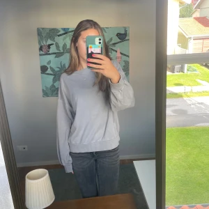 Sweatshirt - Fin ljusblå/grå sweatshirt från HM, passar bra men är har stretchats ut lite i halsen och längst ner. Finns en liten fläck längst ner(sista bilden). XS men lite oversized