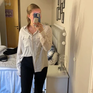 akjorta - beige skjorta från lager 157, använt några gånger men i fint skick, storlek M