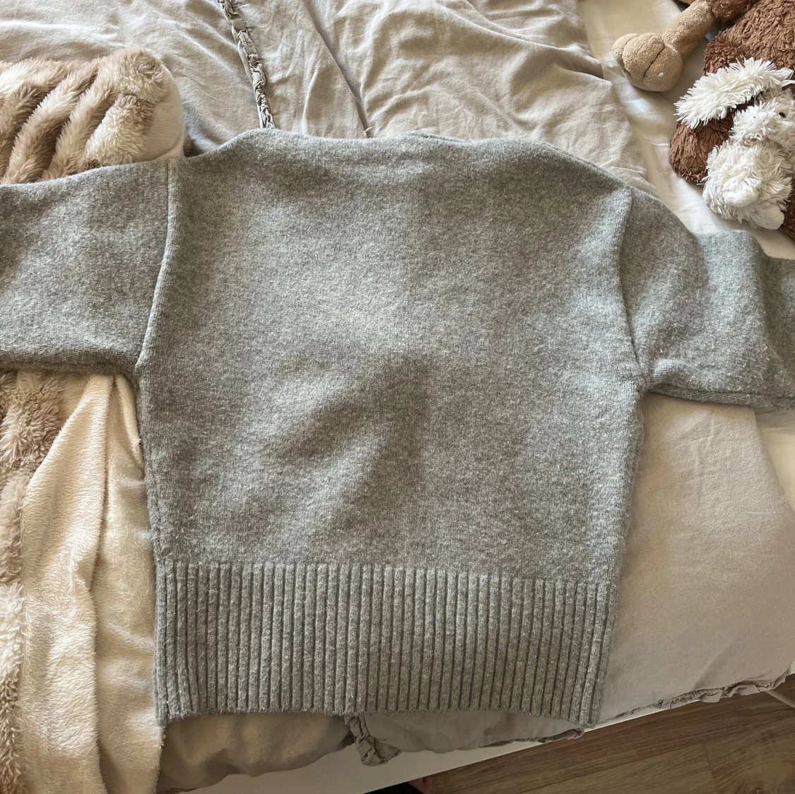 Grå stickad hoodie - 91