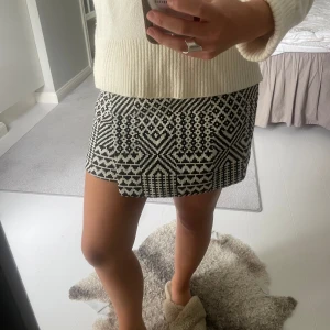 Mönstrad kjol - Super cool mönstrad kjol!!! Fina detaljer i midjan och slit!🔥