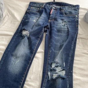 Dsquared 2 Jeans  - Perfekt kondition  Perfekta jeans inför hösten! Tar gärna prisförslag Hör av er vid frågor! 💯❤️