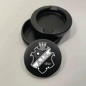 Snusdosa AIK - Helt nytt & oanvänt   Uppgradera din snusupplevelse med vår exklusiva svarta snusdosa i metall med två praktiska fack. Denna sofistikerade dosa har inte bara en stilren design, utan den är också lasergraverad med ett unikt och elegant "AIK"-motiv som