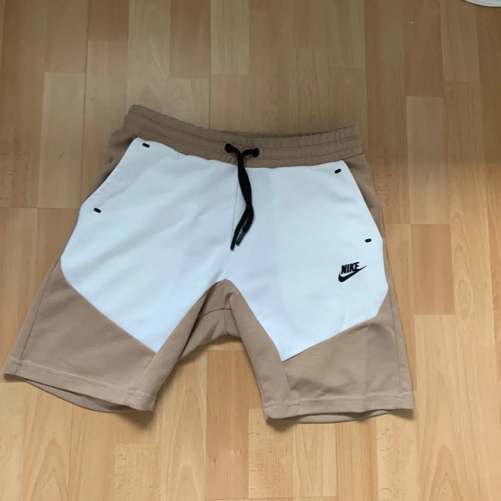 Nike shorts i storlek M men känns som S. De är sköna och är använda men i perfekt skick. De är en del av en tracksuit med en tröja, man kan få hela för 350, annons finns på min sida. . Shorts.