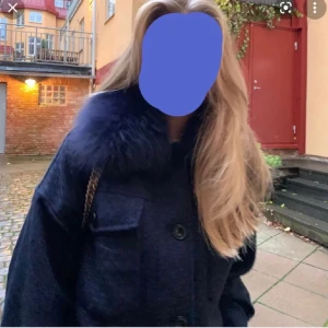 Meotine liknande jacka - Jättefin och mysig kappa/jacka liknande den från meotine med pälskrage. Lite nopprig i tyget men inget man tänker på, annars fint skick! 🥰 perfekt till hösten.