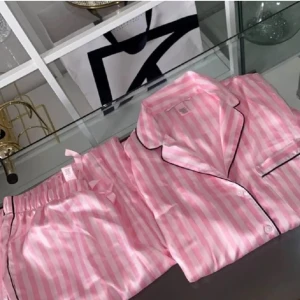 Victorias seacret pyjamas  - Storlek s i fin skick saknar en knapp men går enkelt att fixa. Exakt samma pyjamas som på bilden fast utan den svarta kanten på kragen❤️