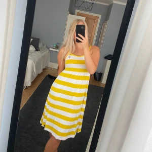 Klänning från Holebrook Sweden  - En vit/gul sommarklänning från Holebrook Sweden 