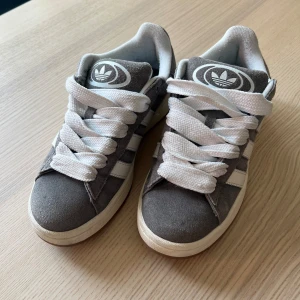 Adidas Campus 00 - Säljer mina adidas campus 00 då dom är lite små i storleken. Strl 37 1/3. Används väldigt lite.