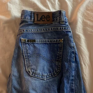 Lågmidjade bootcut jeans  - Lågmidjade bootcut jeans från lee 💗 passar perfekt på mig som är 1,54. Slitna längst ner och i stolek 11. Pris kan diskuteras