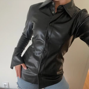 Skjorta - En figursydd skjorta från Gina tricot. Aldrig använd. Frakt tillkommer