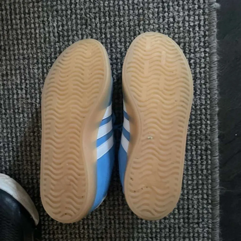 Oanvända skor från adidas, säljer pgr av för små. Skor.