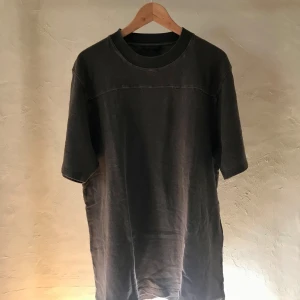 Yeezy Season 3 boxy heavy t-shirt - Yeezy Season 3 t-shirt. Mörkbrun. Skönt material med ganska tjock bomull.  Storlek medium. Skön boxy fit, ganska lång modell. Season 3 = november 2016, så den har några år på nacken. Men fortfarande bra skick - inte använd mycket. Köpt på Caliroots