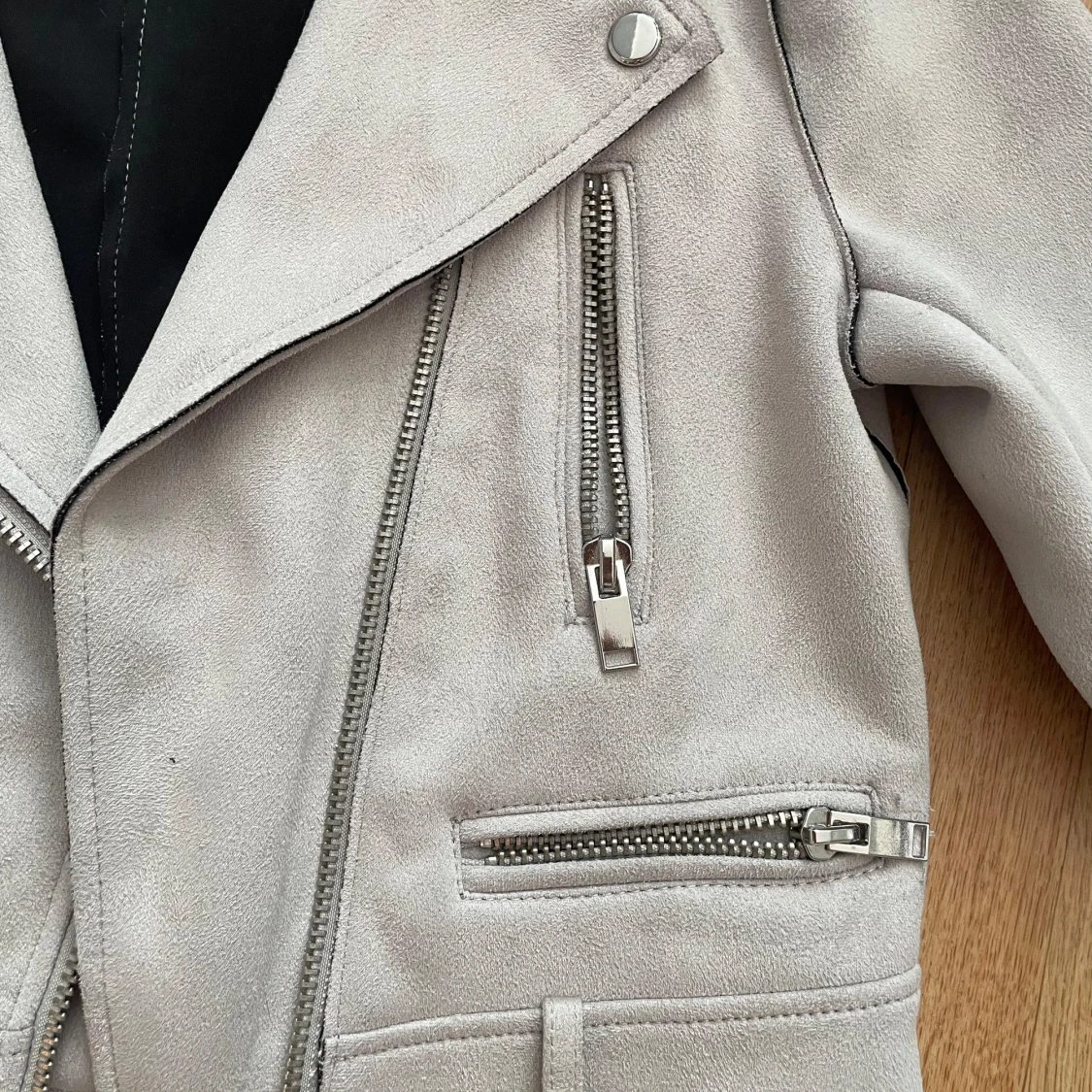 Ljusgrå mockajacka från Zara Basic - 91