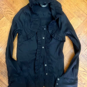 Blus  - Väldigt unik svart blus storlek s med fina detaljer 😍
