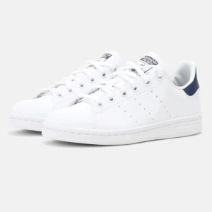 Stan Smith skor - Säljer mina stan Smith skor då dom inte kommer till användning längre, bra skick förutom att dom har lite smutsiga snören men det går att tvätta.