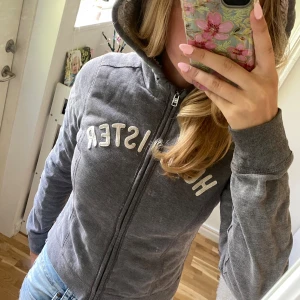 Hollister sweatjacka - Super fin hollister zip-up tröja/jacka! (Ps fläckarna är från spegeln inte jackan) Väldigt komfortabel och mjuk, i storlek 36/s. Använd köp nu eller Swish!