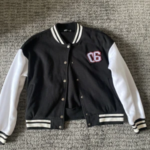 Varsity jacka - Säljer en basket tröja som har blivigt för liten skick 8/10 
