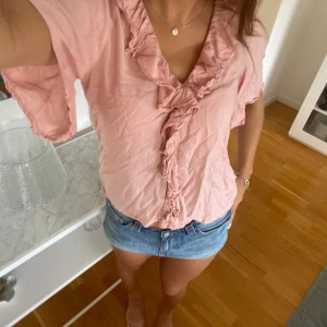 Ljusrosa volang blus  - Superfin blus med volanger från Carin Wester 💖. Använd en gång så superbra skick. 