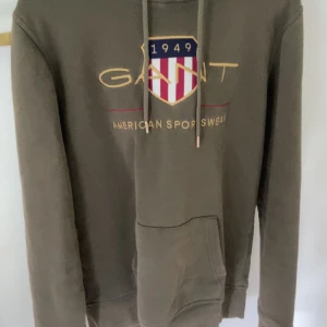 Gant hoodie - Snygg Gant hoodie i fint skick. Inga hål osv. Sparsamt använd.  Nypris: 1200kr