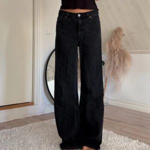 Svarta jeans - Svarta jeans med hög midja. Långa (jag är 173). Passar xs och s. Inga slitningar men fått en lite urtvättad färg i tvätten