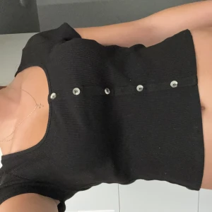 svart topp med knappar från ginatricot💞 - svart topp med knappar från gina, lappen är borta men jag är S/M. 🫶