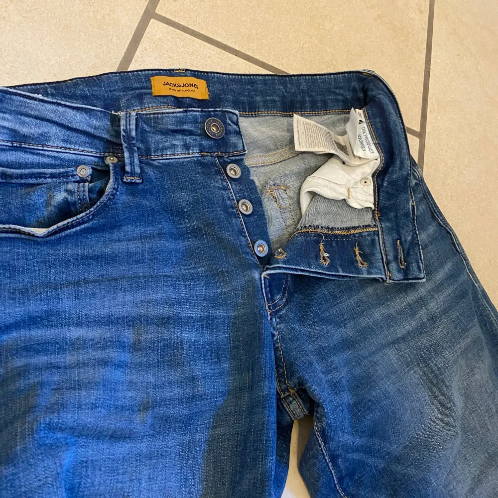 Säljer dessa jack n jones jjglenn slim jeans. Köpt för 1 månad sedan. Använt endast 2 gånger och sitter perfekt på mig, 179cm 59kg  Nypris:899  mvh Vide. Jeans & Byxor.