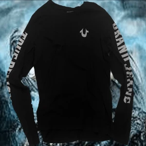 True religion longsleeve  - Truey longsleeve asfet Säljer pga kommer inte till användning Dm för fler bilder Dm innan köp Size xxl men sitter som m på mig som är 178