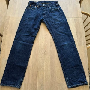 Levis 501  - Hej säljer nu mina gamla Levis 501 då det inte passar mig längre. Jeansens skick är 8/10. Pris kan diskuteras vid snabb affär. 