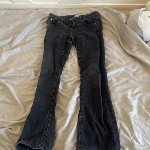Mörkgråa Gina Young jeans - Säljer dessa mörkgrå Gina Young jeans i storlek 158! Dem är i bra skick och low waist 💓