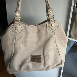 marc jacobs väska - köptes på vinted förra hösten, använd några gånger av mig men skicket är fortfarande väldigt bra. inuti finns lite defekter som jag kan skicka bild på om man skriver privat! den är perfekt skolväska, får plats med dator och böcker utan problem😁