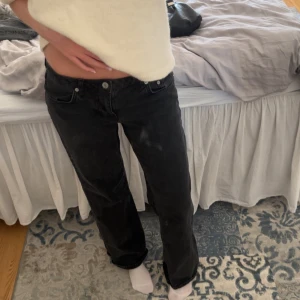 Jeans  - Säljer dessa Jeans från NA-KD i storlek 36❤️ Dom är knappt använda