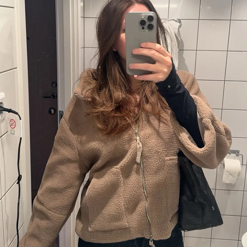 Mysig beige teddyjacka, Perfekt för kyliga höst- och vinterdagar!❤️ Nyskick, knappt använd🙏🏼 nypris 800kr❤️. Jackor.