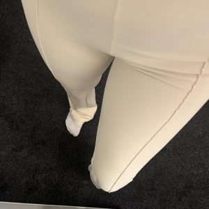 Bootcut byxor  - Säljer dessa fina byxor från Gina. Högmidjade Bootcut passform med fina detaljer framtill. Använda 1 gång så inga defekter finns. Hör av er vid fler bilder eller frågor!