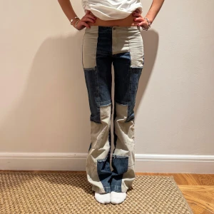 Låg midjade coola jeans  - Säljer dessa super snygga låg midjade jeasen🤭🤭☺️