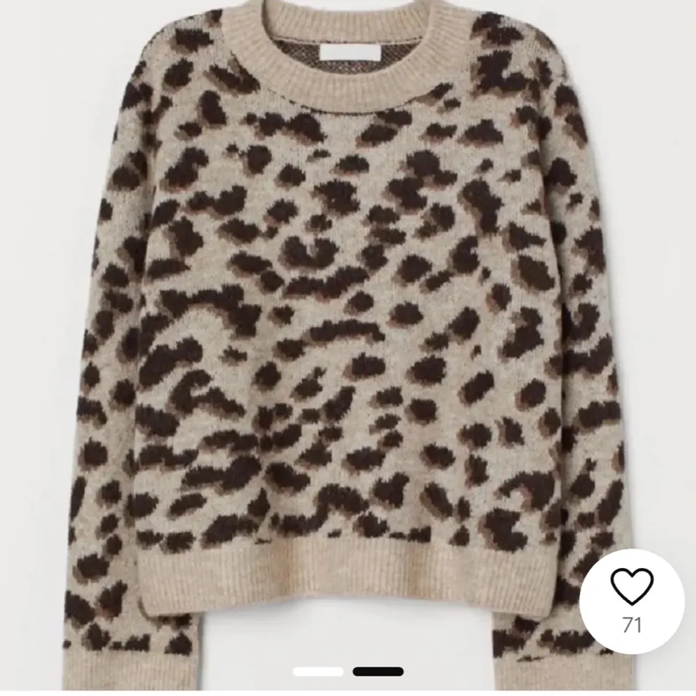 Säljer en supercool beige stickad tröja från H&M med leopardmönster. Den är perfekt för höst och vinter och har långa ärmar med ribbade muddar. Tröjan är både varm och trendig, perfekt för att liva upp din garderob! . Tröjor & Koftor.