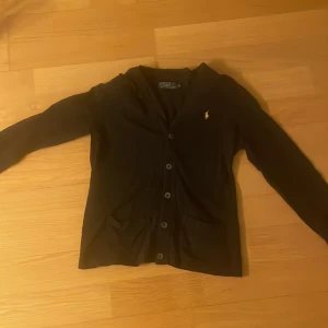 Ralph Lauren Cardigan - Hej! Säljer min feta Mörkblåa Cardigan med en gul Logga. Nyskick och inga defekter! Om du har frågor eller funderingar så hör av dig 🤙 Mvh JacobsCloset 