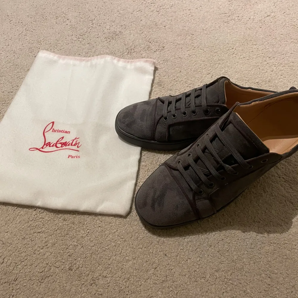 Tja säljer nu dessa feta gråa skor från Christian Louboutin i storlek 44 för endast 1999kr! Priset är ej hugget i sten! Skriv i dm vid funderingar!🙌. Skor.